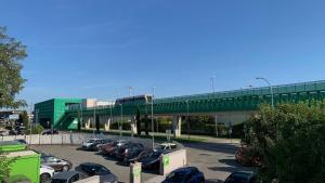 un estacionamiento con autos estacionados frente a un puente en Affittacamere MADE IN PISA Locazione Turistica, en Pisa