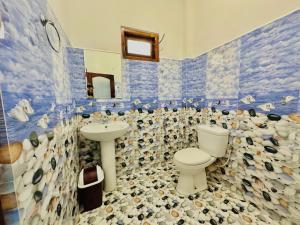 a bathroom with a toilet and a sink at GOLDEN CABIN ELLA in Ella +16 photos