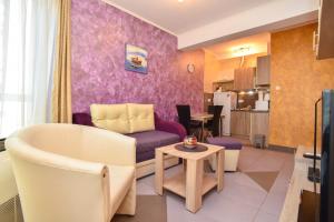 un soggiorno con divano e tavolo di Apartment Golden Lavender a Budua
