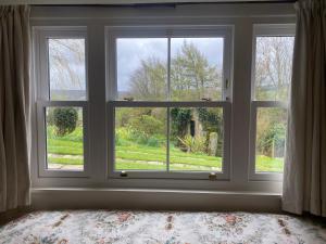 um quarto com uma janela com vista para um jardim em Sandholme Cottage - Pateley Bridge em Pateley Bridge
