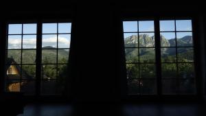 Habitación con 4 ventanas con vistas a las montañas. en Pokoje Gościnne Ubocz en Zakopane