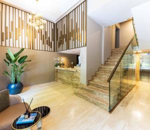 eine Treppe in einem Wohnzimmer mit Sofa und Tisch in der Unterkunft Hotel Villa Zurich in Istanbul