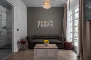 un soggiorno con divano e tavolo di No 39 Svolou Suites a Salonicco
