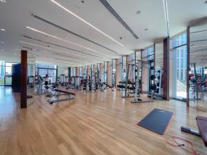 een fitnessruimte met loopbanden en cardio-apparatuur in een gebouw bij LUXFolio Retreats - Amazing Full Burj Khalifa View in Dubai