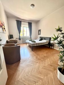 sala de estar con cama y sofá en Residence Locchi, en Trieste