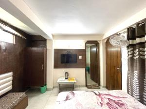 1 dormitorio con 1 cama y 1 mesa en una habitación en HOTEL PRINCE ! NAINITAL Mall Road-prime-location in-front-of-Naini-lake hygiene-and-spacious-room, en Nainital