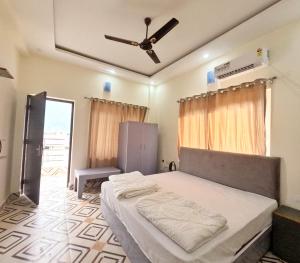 Giường trong phòng chung tại Yoga Vairagyam Tapovan