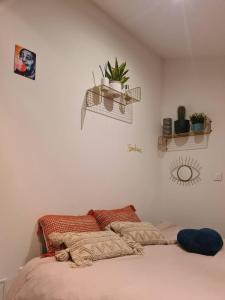 ein Schlafzimmer mit einem Bett mit Pflanzen an der Wand in der Unterkunft La pause en luberon in Cavaillon