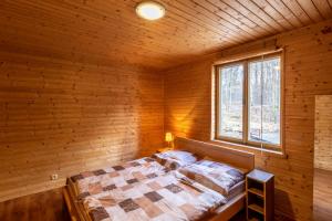 Postel nebo postele na pokoji v ubytování CHATA JIZERKÉ HORY ŠOLCŮV RYBNÍk + 32 fotografií