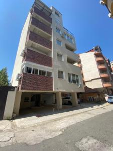 um edifício de apartamentos alto com muitos tijolos vermelhos em Luxury Apartment Skopje em Skopje