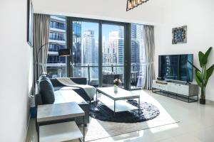 TV a/nebo společenská místnost v ubytování Panoramic Luxe 1BR with Breathtaking Views at Dubai Marina Near JBR - Silverene Towers