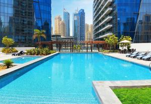 Bazén v ubytování Panoramic Luxe 1BR with Breathtaking Views at Dubai Marina Near JBR - Silverene Towers nebo v jeho okolí