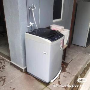 une poubelle blanche assise à côté d'un mur dans l'établissement 1号房有厕所厨房冰箱洗衣机, à Kuala Lumpur