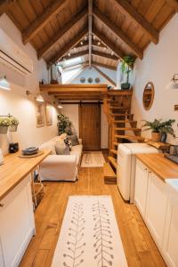 eine Küche und ein Wohnzimmer mit Holzdecken in der Unterkunft Butik Evler Sapanca in Sapanca