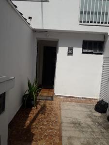 um corredor de um edifício branco com uma porta em Hostel Bendito Descanso em São Bernardo do Campo