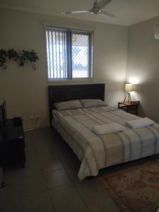 South Hedland Accomodation - Nice - Tidy - Secure房間的床