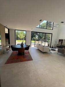 a living room with a table and a couch at Villa haut standing avec piscine in Gradignan