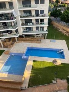 uma vista superior de uma piscina em frente a um edifício em Cala Alta Sea Dreams em Benidorm