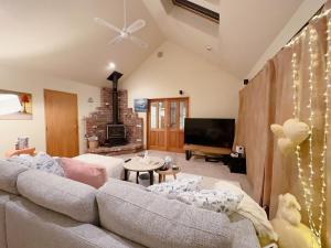 sala de estar con sofá y TV en Sweet Home, en Christchurch