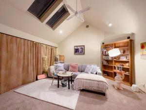 sala de estar con sofá y mesa en Sweet Home, en Christchurch