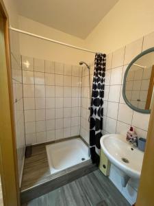 een kleine badkamer met een wastafel, een bad en een toilet bij Monteurwohnung Bochum Wattenscheid in Bochum