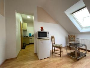 ein Wohnzimmer mit einem Kühlschrank und einem TV in der Unterkunft Monteurwohnung Bochum Wattenscheid in Bochum