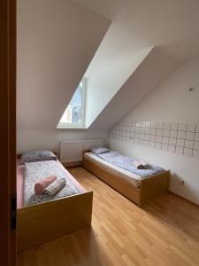 twee bedden in een kamer met een zolder bij Monteurwohnung Bochum Wattenscheid in Bochum