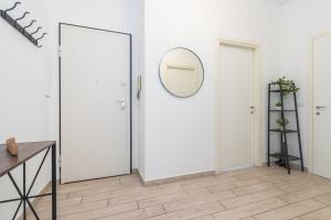 Habitación con puerta blanca y espejo. en Moderno Appartamento in Cenisia en Turín