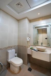 y baño con aseo y lavamanos. en Cube Hotel Dubai formerly Al Buraq Hotel Al Ras, en Dubái