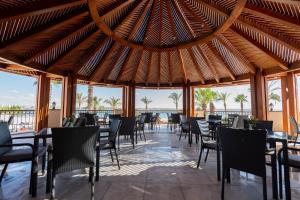 Um restaurante ou outro lugar para comer em Safir Marsa Matrouh Resort