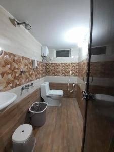 een badkamer met een toilet en een wastafel bij K-Skuare in Visakhapatnam