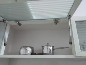 een keukenplank met twee potten en een raam bij K-Skuare in Visakhapatnam