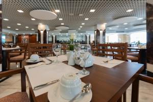 Um restaurante ou outro lugar para comer em Safir Marsa Matrouh Resort