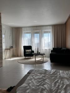ein Wohnzimmer mit einem Bett, einem Sofa und einem Tisch in der Unterkunft Secret Place apartments, luxury and spa 
