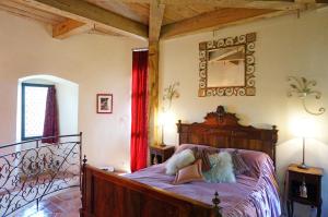 um quarto com uma cama de madeira num quarto em Chambre d'Hôtes au Château de Belcastel em Belcastel