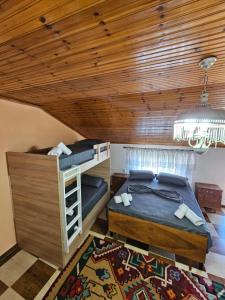 Una cama o camas cuchetas en una habitación  de Voga Guesthouse
