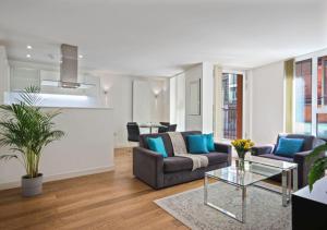 a living room with a couch and a table at Cubo Farringdon in London