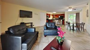 uma sala de estar com um sofá, cadeiras e uma mesa em Put-in-Bay Poolview Condo #7 em Put-in-Bay