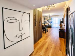 ein Wohnzimmer mit einem Wandgemälde in der Unterkunft 12 min da Venezia - Enide Luxury House in Mira