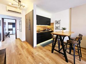 eine Küche und ein Esszimmer mit einem Tisch und Stühlen in der Unterkunft 12 min da Venezia - Enide Luxury House in Mira