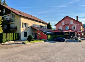 un estacionamiento frente a un edificio en Logis Hôtel et Chalets Les Chatelminés, en La Bresse