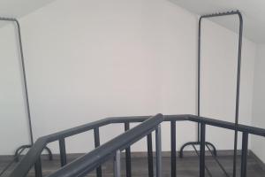 una scala in metallo in una stanza con soffitti nebbiosi di Mein Haus in Köln a Rösrath