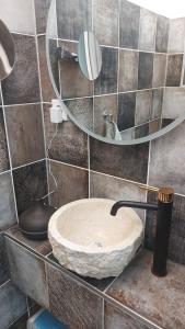 bagno con lavandino e specchio di Mein Haus in Köln a Rösrath