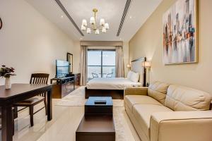 a living room with a couch and a bed at Fantastic Spacious Apartment with Panoramic Views in Dubai
