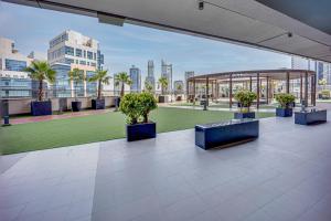 uma vista do topo de um edifício com um parque em Fantastic Spacious Apartment with Panoramic Views em Dubai