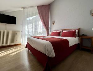 Postel nebo postele na pokoji v ubytování LOGIS HÔTEL, CHALETS et RESTAURANT LES CHATELMINÉS