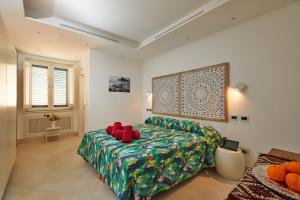 Un dormitorio con una cama con almohadas rojas. en Corvaja Inn, en Taormina