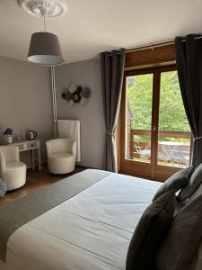 Un dormitorio con una cama grande y una ventana en Coté Forêt en Orbey