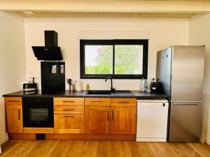 La Halte Occitane - Classé 3 étoiles - Pour 6 personnes, 3 chambres, parking, terrasse, tout inclus的厨房或小厨房