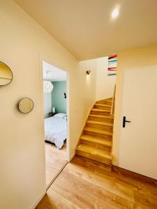 une chambre avec un escalier menant à une chambre dans l'établissement La Halte Occitane - Logement neuf 6 personnes 3 chambres tout confort, à Montauban